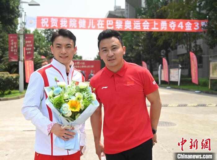 成都机场迎接巴黎奥运会双杠冠军邹敬园归来，