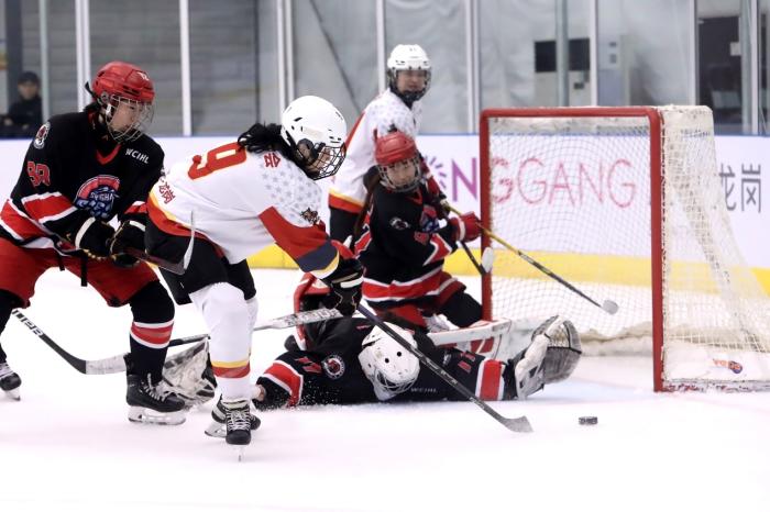 深圳昆仑鸿星女子冰球队18场全胜领跑常规赛,稳