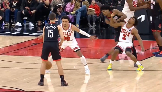 公牛球员阿门恶意犯规引发火箭争议 比赛焦点转