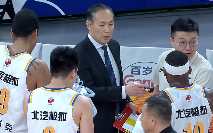 北京客场力克同曦跻身前三赵睿24+6助成关键先生